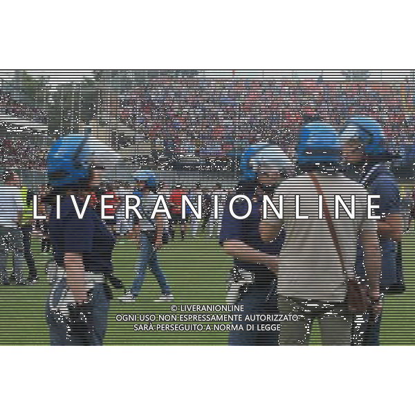 FOGGIA, PISA FINALE RITORNO PLAY OFF 12-06-2016 NELLA FOTO: SOSPENSIONE DELLA PARTITA E LANCIO DI OGGETTI CON INVASIONE DI CAMPO DEI TIFOSI FOTO MOSCA- AG LIVERANI