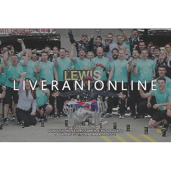 Race winner Lewis Hamilton (GBR) Mercedes AMG F1 celebrates with the team. 12.06.2016. Formula 1 World Championship, Rd 7, Canadian Grand Prix, Montreal, Canada, Race Day. AG ALDO LIVERANI SAS ONLY ITALY