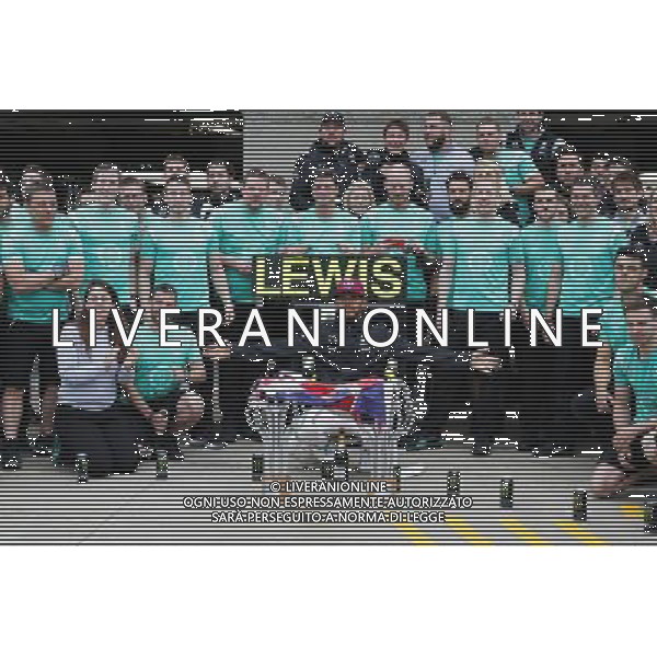 Race winner Lewis Hamilton (GBR) Mercedes AMG F1 celebrates with the team. 12.06.2016. Formula 1 World Championship, Rd 7, Canadian Grand Prix, Montreal, Canada, Race Day. AG ALDO LIVERANI SAS ONLY ITALY
