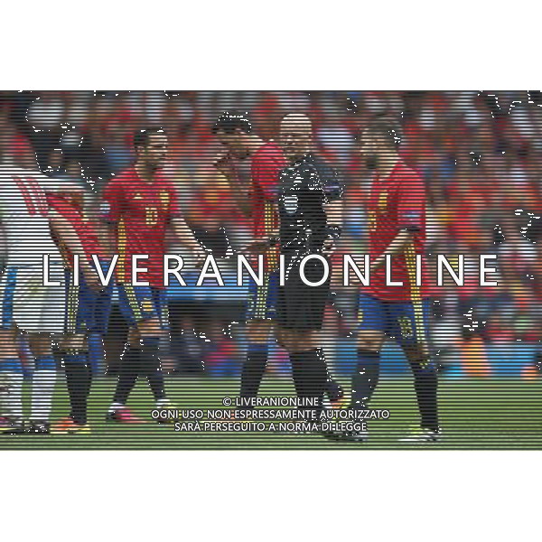 TULUZA 13.06.2016 MECZ I RUNDA GRUPA D MISTRZOSTW EUROPY 2016: HISZPANIA - CZECHY 1:0 --- FIRST ROUND GROUP D UEFA EURO 2016 MATCH IN TOULOUSE: SPAIN - CZECH REPUBLIC 1:0 CESC FABREGAS SERGIO BUSQUETS SZYMON MARCINIAK - ARBITRO - JORDI ALBA FOT. PIOTR KUCZA/NEWSPIX.PL --- Newspix.pl / AGENZIA ALDO LIVERANI SAS - ITALY ONLY EDITORIAL USE ONLY - Spagna - Repubblica Ceca UEFA Francia EURO 2016 Final Tournament Group Stage D Tolosa - 13.06.2016