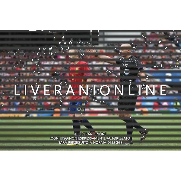 TULUZA 13.06.2016 MECZ I RUNDA GRUPA D MISTRZOSTW EUROPY 2016: HISZPANIA - CZECHY --- FIRST ROUND GROUP D UEFA EURO 2016 MATCH IN TOULOUSE: SPAIN - CZECH REPUBLIC ANDRES INIESTA SZYMON MARCINIAK - ARBITRO FOT. PIOTR KUCZA/NEWSPIX.PL --- Newspix.pl / AGENZIA ALDO LIVERANI SAS - ITALY ONLY EDITORIAL USE ONLY - Spagna - Repubblica Ceca UEFA Francia EURO 2016 Final Tournament Group Stage D Tolosa - 13.06.2016
