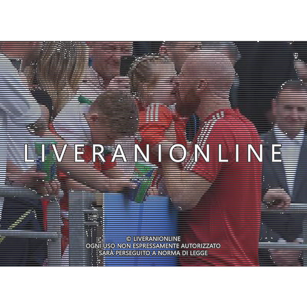 UEFA Francia EURO 2016 Final Tournament Group Stage B Lens - 16.06.2016 Inghilterra-Galles Nella Foto:collins saluta la famiglia prima della partita /Ph.Vitez-Ag. Aldo Liverani