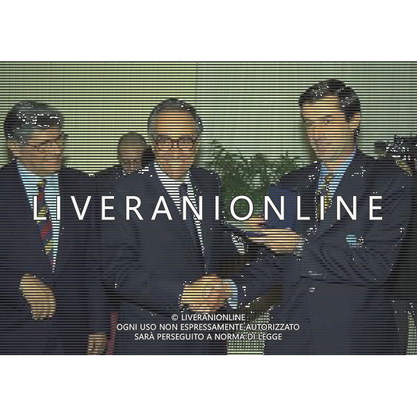 MILANO 17-12-1998 HOTEL PRINCIPE DI SAVOIA FESTA NATALIZIA DELLA LEGA NAZIONALE CALCIO NELLA FOTO LUCIANO NIZZOLA CON FRANCO CARRARO E ARBITRO CECCARINI AG ALDO LIVERANI SAS