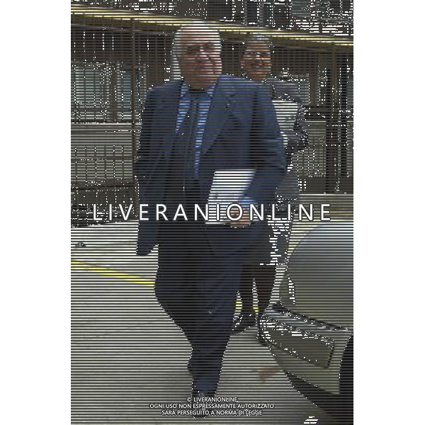 MILANO 08/03/02 ASSEMBLEA DI LEGA NELLA FOTO L\'ARRIVO DI SENSI FRANCO E SIGNORA ALLA SEDE DELLA LEGA FOTO ALDO LIVERANI/