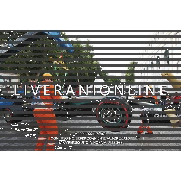 The Mercedes AMG F1 W07 Hybrid of Lewis Hamilton (GBR) Mercedes AMG F1 is craned away after he crashed out of qualifying. 18.06.2016. Formula 1 World Championship, Rd 8, European Grand Prix, Baku Street Circuit, Azerbaijan, Qualifying Day. AG ALDO LIVERANI SAS ONLY ITALY