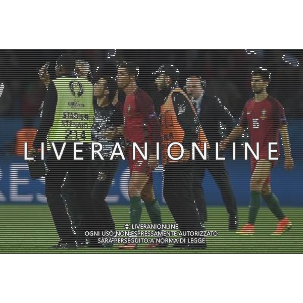 UEFA Francia EURO 2016 Final Tournament Group Stage F Parigi - 18.06.2016 Portogallo-Austria Nella Foto:tifoso invade il campo per farsi una foto con ronaldo /Ph.Vitez-Ag. Aldo Liverani