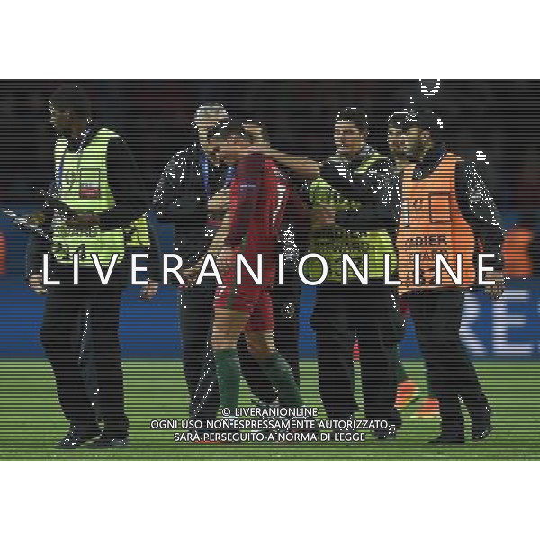 UEFA Francia EURO 2016 Final Tournament Group Stage F Parigi - 18.06.2016 Portogallo-Austria Nella Foto:tifoso invade il campo per farsi una foto con ronaldo /Ph.Vitez-Ag. Aldo Liverani