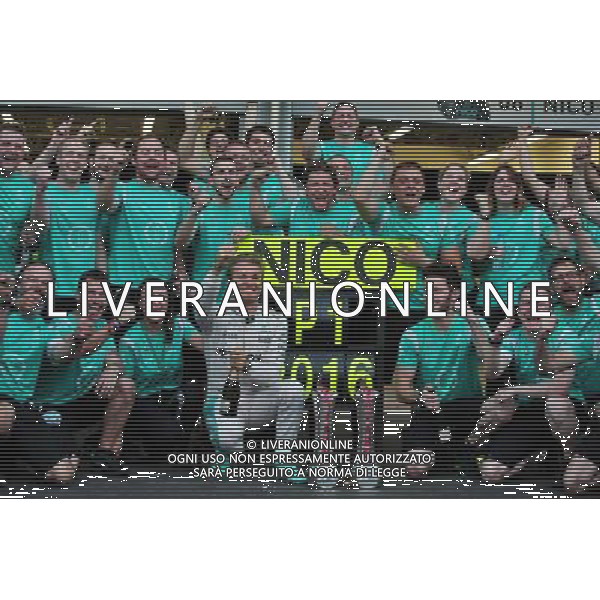 Race winner Nico Rosberg (GER) Mercedes AMG F1 celebrates with the team. 19.06.2016. Formula 1 World Championship, Rd 8, European Grand Prix, Baku Street Circuit, Azerbaijan, Race Day. AG ALDO LIVERANI SAS ONLY ITALY