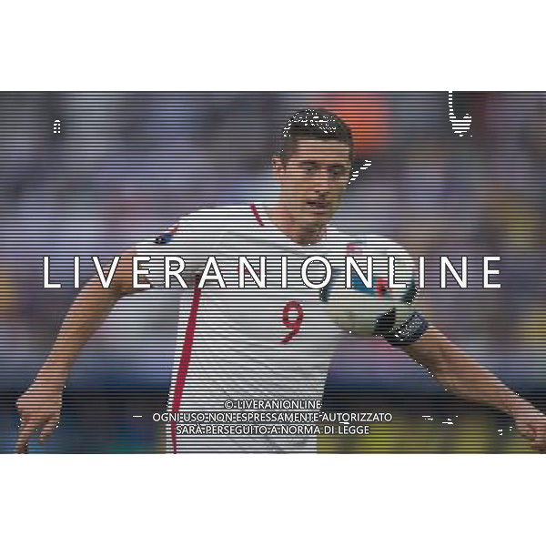 21.06.2016, Marsylia, Stade Velodrome, UEFA Euro 2016, Ukraina - Polska, Ukraine - Poland, Robert Lewandowski (Polska), fot. Lukasz Skwiot / Foto Olimpik / NEWSPIX.PL --- Newspix.pl /AGENZIA ALDO LIVERANI SAS - ITALY ONLY EDITORIAL USE ONLY Ucraina - Polonia UEFA Francia EURO 2016 Final Tournament Group Stage C Marsiglia - 21.06.2016 *** Local Caption *** www.newspix.pl mail us: info@newspix.pl call us: 0048 022 23 22 222 --- Polish Picture Agency by Ringier Axel Springer Poland