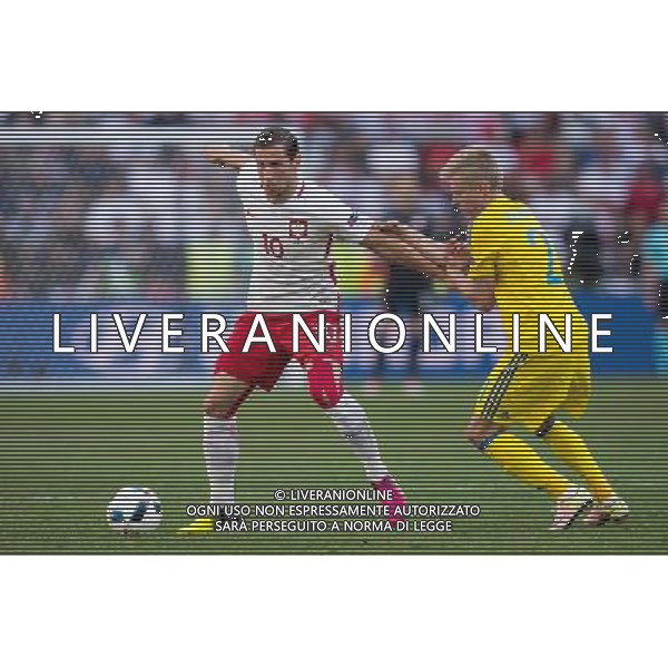 21.06.2016, Marsylia, Stade Velodrome, UEFA Euro 2016, Ukraina - Polska, Ukraine - Poland, Grzegorz Krychowiak (Polska), Bohdan Butko (Ukraina), fot. Lukasz Skwiot / Foto Olimpik / NEWSPIX.PL --- Newspix.pl /AGENZIA ALDO LIVERANI SAS - ITALY ONLY EDITORIAL USE ONLY Ucraina - Polonia UEFA Francia EURO 2016 Final Tournament Group Stage C Marsiglia - 21.06.2016 *** Local Caption *** www.newspix.pl mail us: info@newspix.pl call us: 0048 022 23 22 222 --- Polish Picture Agency by Ringier Axel Springer Poland