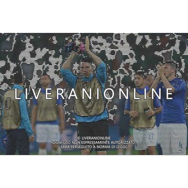UEFA Francia EURO 2016 Final Tournament Group Stage E Lille - 22.06.2016 Italia-Repubblica d\'Irlanda Nella Foto: gianluigi buffon saluta i tifosi a fine gara /Ph.Vitez-Ag. Aldo Liverani
