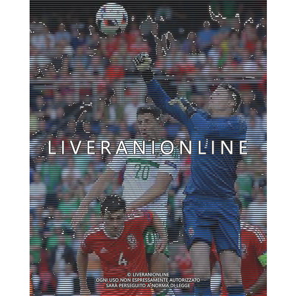 UEFA Francia EURO 2016 Final Tournament Roud of 16 Parigi - 25.06.2016 Galles-Irlanda del Nord Nella Foto:hennessey anticipa cathcart nell\'ultima azione della partita /Ph.Vitez-Ag. Aldo Liverani