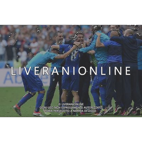 UEFA Francia EURO 2016 Final Tournament Round of 16 Parigi Saint-Denis - 27.06.2016 Italia-Spagna Nella Foto: antonio conte esulta a fine partita per la vittoria - abbracci /Ph.Vitez-Ag. Aldo Liverani