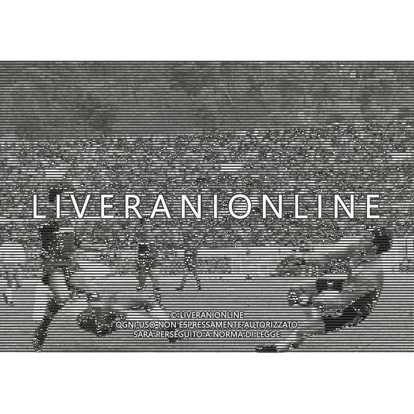 RETROSPETTIVA FRANCO TANCREDI CALCIATORE NELLA FOTO FRANCO TANCREDI NELLA PARATA SU UN TIRO DI FRANCESCO GRAZIANI ROMA FIORENTINA AG ALDO LIVERANI SAS