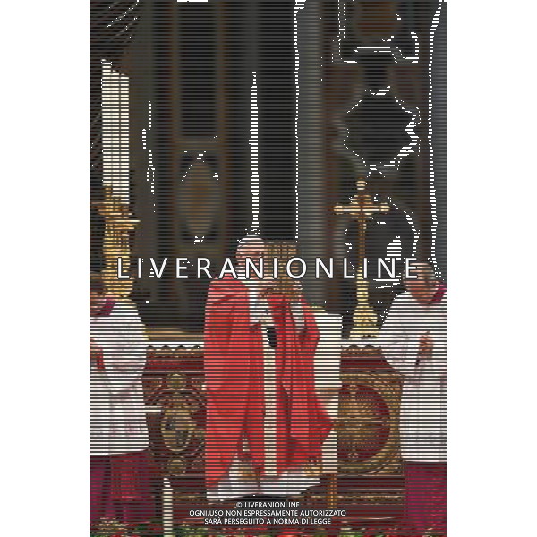 Santa Messa e Benedizione dei Palli Citta\' del Vaticano 29.06.2016 - Basilica San Pietro - nella foto: Papa Francesco / Ph. Corradetti - AG ALDO LIVERANI SAS/ AGENZIA ALDO LIVERANI SAS