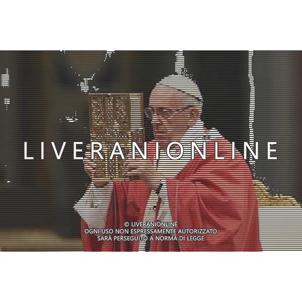 Santa Messa e Benedizione dei Palli - Citta\' del Vaticano 29.06.2016 - Basilica San Pietro - nella foto: Papa Francesco / Ph. Corradetti - AG ALDO LIVERANI SAS/ AGENZIA ALDO LIVERANI SAS