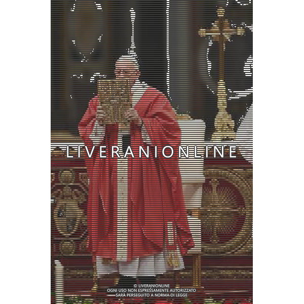 Santa Messa e Benedizione dei Palli - Citta\' del Vaticano 29.06.2016 - Basilica San Pietro - nella foto: Papa Francesco / Ph. Corradetti - AG ALDO LIVERANI SAS/ AGENZIA ALDO LIVERANI SAS