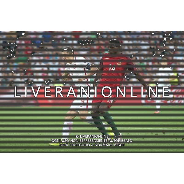MARSYLIA 30.06.2016 MECZ CWIERCFINAL 1/4 FINALU MISTRZOSTW EUROPY 2016: POLSKA - PORTUGALIA --- QUARTERFINAL 1/4 FINAL UEFA EURO 2016 MATCH IN MARSEILLE: POLAND - PORTUGAL ROBERT LEWANDOWSKI WILLIAM CARVALHO FOT. PIOTR KUCZA/NEWSPIX.PL --- Newspix.pl 30 -06-2016 MARSIGLIA EURO 2016 QUARTI DI FINALE POLONIA -PORTOGALLO AG ALDO LIVERANI SAS ONLY ITALY *** Local Caption *** www.newspix.pl mail us: info@newspix.pl call us: 0048 022 23 22 222 --- Polish Picture Agency by Ringier Axel Springer Poland