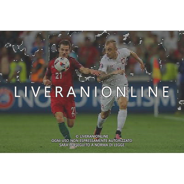 30.06.2016, Marsylia, pilka nozna, mistrzostwa Europy w pilce noznej, UEFA EURO 2016, Polska - Portugalia , Kamil Grosicki (POL), Cedric (POR), Poland - Portugal , European Football Championship, fot. Tomasz Jastrzebowski / Foto Olimpik / NEWSPIX.PL --- Newspix.pl 30 -06-2016 MARSIGLIA EURO 2016 QUARTI DI FINALE POLONIA -PORTOGALLO AG ALDO LIVERANI SAS ONLY ITALY *** Local Caption *** www.newspix.pl mail us: info@newspix.pl call us: 0048 022 23 22 222 --- Polish Picture Agency by Ringier Axel Springer Poland