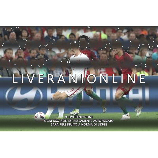 MARSYLIA 30.06.2016 MECZ CWIERCFINAL 1/4 FINALU MISTRZOSTW EUROPY 2016: POLSKA - PORTUGALIA --- QUARTERFINAL 1/4 FINAL UEFA EURO 2016 MATCH IN MARSEILLE: POLAND - PORTUGAL ROBERT LEWANDOWSKI PEPE FOT. PIOTR KUCZA/NEWSPIX.PL --- Newspix.pl 30 -06-2016 MARSIGLIA EURO 2016 QUARTI DI FINALE POLONIA -PORTOGALLO AG ALDO LIVERANI SAS ONLY ITALY *** Local Caption *** www.newspix.pl mail us: info@newspix.pl call us: 0048 022 23 22 222 --- Polish Picture Agency by Ringier Axel Springer Poland