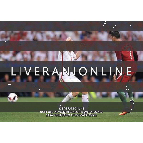 2016.06.30 Marsylia Marseille Pilka nozna Euro 2016 mecz cwiercfinal Polska - Portugalia N/z Michal Pazdan, Cristiano Ronaldo Foto Norbert Barczyk / PressFocus 2016.06.30 Marsylia Marseille Football UEFA Euro 2016 quarter finals Poland and Portugal Michal Pazdan, Cristiano Ronaldo Credit: Norbert Barczyk / PressFocus / NEWSPIX.PL --- Newspix.pl 30 -06-2016 MARSIGLIA EURO 2016 QUARTI DI FINALE POLONIA -PORTOGALLO AG ALDO LIVERANI SAS ONLY ITALY *** Local Caption *** www.newspix.pl mail us: info@newspix.pl call us: 0048 022 23 22 222 --- Polish Picture Agency by Ringier Axel Springer Poland