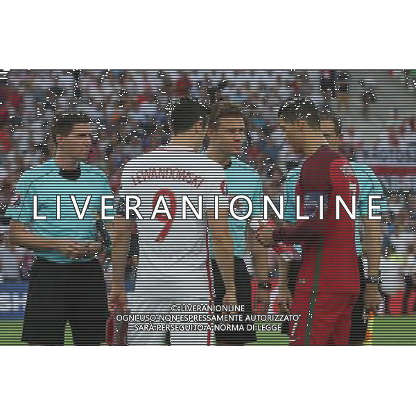 30.06.2016 MARSYLIA, FRANCJA (MARSELLIE, FRANCE) STAD DE VELODROME PILKA NOZNA (FOOTBALL) UEFA EURO 2016 MISTRZOSTWA EUROPY W PILCE NOZNEJ (UEFA EURO 2016) 1/4 FINALU - CWIERCFINAL (QUATER FINAL) MECZ (GAME) POLSKA - PORTUGALIA (POLAND - PORTUGAL) NZ ROBERT LEWANDOWSKI, CRISTIANO RONALDO FOTO LUKASZ GROCHALA/CYFRASPORT / NEWSPIX.PL --- Newspix.pl 30 -06-2016 MARSIGLIA EURO 2016 QUARTI DI FINALE POLONIA -PORTOGALLO AG ALDO LIVERANI SAS ONLY ITALY *** Local Caption *** www.newspix.pl mail us: info@newspix.pl call us: 0048 022 23 22 222 --- Polish Picture Agency by Ringier Axel Springer Poland
