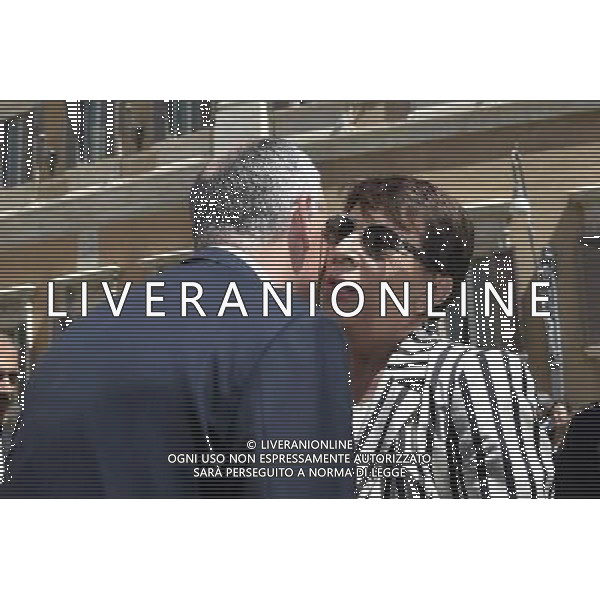 Presentazione della campagna di sensibilizzazione contro la violenza sulle donne \'... questo non Ã¨ amore\' - Roma 01.07.2016 - Piazza Montecitorio - nella foto: Paola Basilone salutata da Franco Gabrielli / Ph.Corradetti - AG ALDO LIVERANI SAS/ AGENZIA ALDO LIVERANI SAS Presentazione della campagna di sensibilizzazione contro la violenza sulle donne \' .... questo non e\' amore\' - Roma 01.07.2016