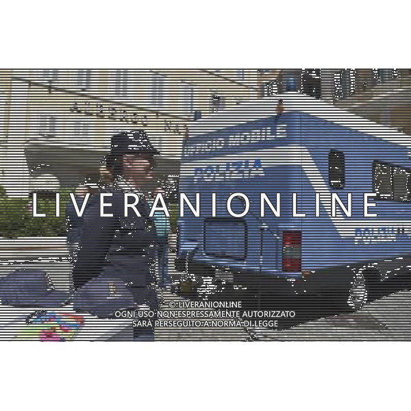 Presentazione della campagna di sensibilizzazione contro la violenza sulle donne \'... questo non Ã¨ amore\' - Roma 01.07.2016 - Piazza Montecitorio - nella foto: Il camper ufficio mobile della Polizia / Ph.Corradetti - AG ALDO LIVERANI SAS/ AGENZIA ALDO LIVERANI SAS Presentazione della campagna di sensibilizzazione contro la violenza sulle donne \' .... questo non e\' amore\' - Roma 01.07.2016