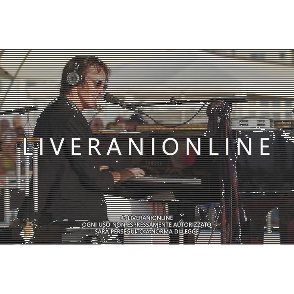 Rimini, concerto all\'alba di ALBERTO FORTIS, con te in tour, 02/07/2016, nella foto: ALBERTO FORTIS in concerto sulla spiaggia di Rimini Terme, @CLAUDIO ZAMAGNI/AGENZIA ALDO LIVERANI S.A.S