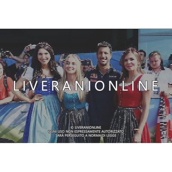 Daniel Ricciardo (AUS) Red Bull Racing with Formula Una girls. 02.07.2016. Formula 1 World Championship, Rd 9, Austrian Grand Prix, Spielberg, Austria, Qualifying Day. / AGENZIA ALDO LIVERANI SAS - ITALY ONLY EDITORIAL USE ONLY 