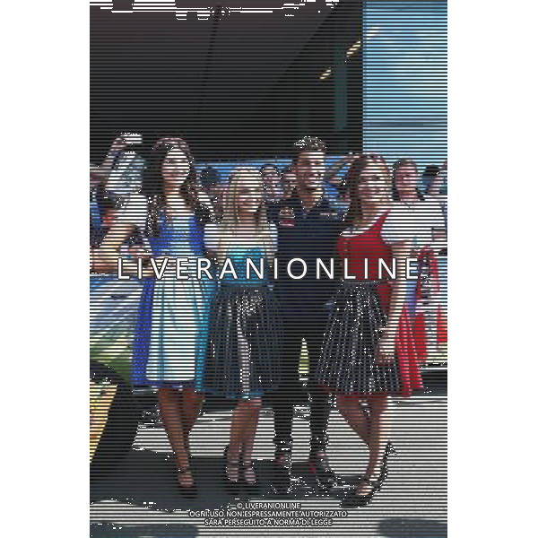 Daniel Ricciardo (AUS) Red Bull Racing with Formula Una girls. 02.07.2016. Formula 1 World Championship, Rd 9, Austrian Grand Prix, Spielberg, Austria, Qualifying Day. / AGENZIA ALDO LIVERANI SAS - ITALY ONLY EDITORIAL USE ONLY 