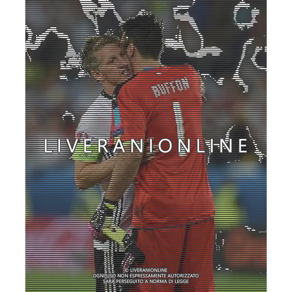 UEFA Francia EURO 2016 Final Tournament Quarter Finals Bordeaux - 02.07.2016 Germania-Italia Nella Foto:abbraccio tra schweisteiger e gianluigi buffon a fine gara /Ph.Vitez-Ag. Aldo Liverani
