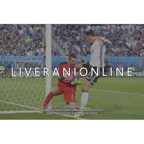BORDEAUX 02.07.2016 MECZ CWIERCFINAL 1/4 FINALU MISTRZOSTW EUROPY 2016: NIEMCY - WLOCHY --- QUARTERFINAL 1/4 FINAL UEFA EURO 2016 MATCH: GERMANY - ITALY GIANLUIGI BUFFON MARIO GOMEZ FOT. PIOTR KUCZA/NEWSPIX.PL --- Newspix.pl AG ALDO LIVERANI SAS ONLY ITALY *** Local Caption *** www.newspix.pl mail us: info@newspix.pl call us: 0048 022 23 22 222 --- Polish Picture Agency by Ringier Axel Springer Poland