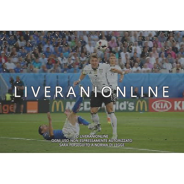 BORDEAUX 02.07.2016 MECZ CWIERCFINAL 1/4 FINALU MISTRZOSTW EUROPY 2016: NIEMCY - WLOCHY --- QUARTERFINAL 1/4 FINAL UEFA EURO 2016 MATCH: GERMANY - ITALY MATTIA DE SCIGLIO BASTIAN SCHWEINSTEIGER FOT. PIOTR KUCZA/NEWSPIX.PL --- Newspix.pl AG ALDO LIVERANI SAS ONLY ITALY *** Local Caption *** www.newspix.pl mail us: info@newspix.pl call us: 0048 022 23 22 222 --- Polish Picture Agency by Ringier Axel Springer Poland