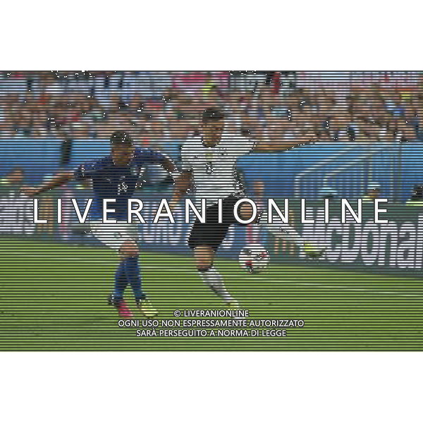 BORDEAUX 02.07.2016 MECZ CWIERCFINAL 1/4 FINALU MISTRZOSTW EUROPY 2016: NIEMCY - WLOCHY --- QUARTERFINAL 1/4 FINAL UEFA EURO 2016 MATCH: GERMANY - ITALY STEFANO STURARO MESUT OZIL FOT. PIOTR KUCZA/NEWSPIX.PL --- Newspix.pl AG ALDO LIVERANI SAS ONLY ITALY *** Local Caption *** www.newspix.pl mail us: info@newspix.pl call us: 0048 022 23 22 222 --- Polish Picture Agency by Ringier Axel Springer Poland
