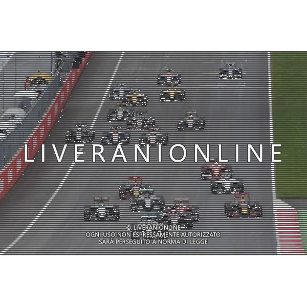 Lewis Hamilton (GBR) Mercedes AMG F1 W07 Hybrid leads at the start of the race. 03.07.2016. Formula 1 World Championship, Rd 9, Austrian Grand Prix, Spielberg, Austria, Race Day. AG ALDO LIVERANI SAS ONLY ITALY