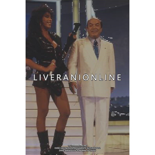 Lino Banfi, nome d\'arte di Pasquale Zagaria, attore, comico, conduttore televisivo, scrittore e sceneggiatore italiano - Retrospettiva nella foto con Sabrina Salerno nel 1988 © Archivio / AGENZIA ALDO LIVERANI SAS 