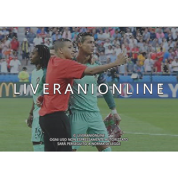 UEFA Francia EURO 2016 Final Tournament Semi-finals Lione - 06.07.2016 Portogallo-Galles Nella Foto:un ragazzino entra in campo e si mette in posa con la squadra del portogallo per un selfie con cristiano ronaldo /Ph.Vitez-Ag. Aldo Liverani