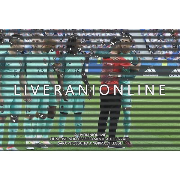 UEFA Francia EURO 2016 Final Tournament Semi-finals Lione - 06.07.2016 Portogallo-Galles Nella Foto:un ragazzino entra in campo e si mette in posa con la squadra del portogallo per abbracciare cristiano ronaldo /Ph.Vitez-Ag. Aldo Liverani