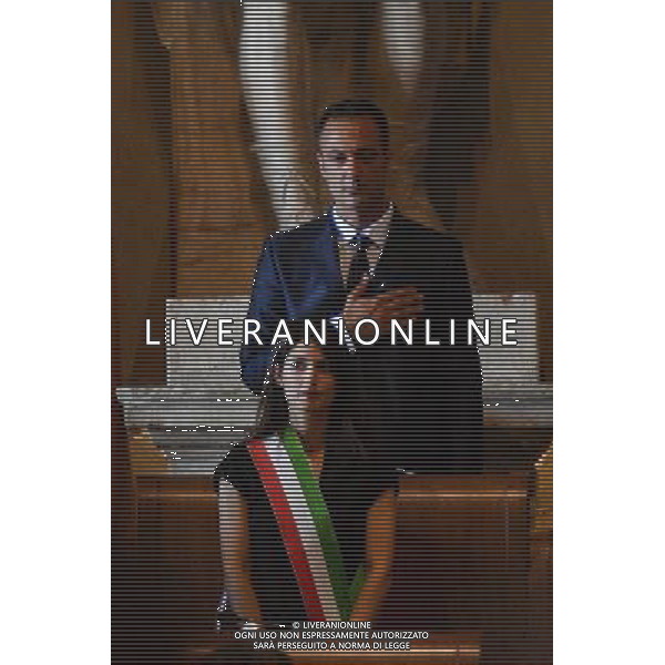 Prima seduta dellÕAssemblea Capitolina - Roma 07.07.2016 - Campidoglio - Palazzo Senatorio - Aula Giulio Cesare - nella foto: Virginia Raggi durante l\'inno nazionale / Ph.Corradetti - AG ALDO LIVERANI SAS