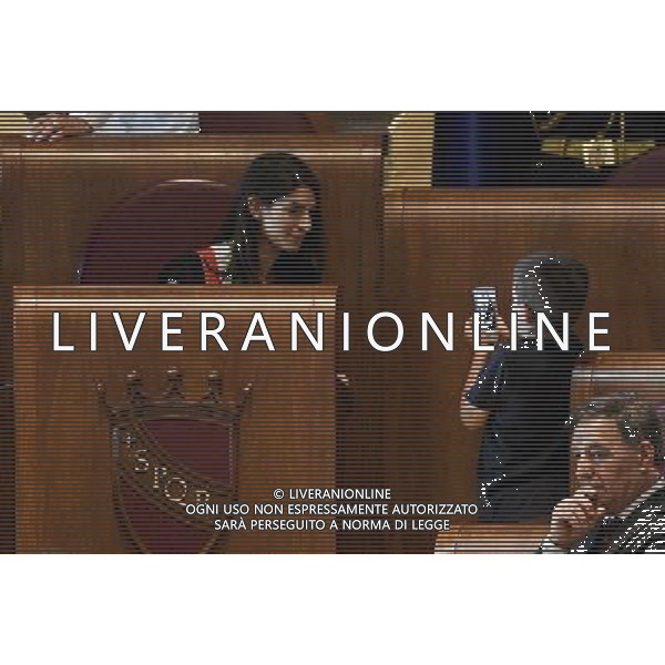 Prima seduta dellÕAssemblea Capitolina - Roma 07.07.2016 - Campidoglio - Palazzo Senatorio - Aula Giulio Cesare - nella foto: Virginia Raggi si fa fotografare dal figlio Matteo / Ph.Corradetti - AG ALDO LIVERANI SAS