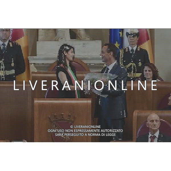 Prima seduta dellâ€™Assemblea Capitolina - Roma 07.07.2016 - Campidoglio - Palazzo Senatorio - Aula Giulio Cesare - nella foto: Marcello De Vito consegna un mazzo di fiori a Virginia Raggi / Ph.Corradetti - AG ALDO LIVERANI SAS
