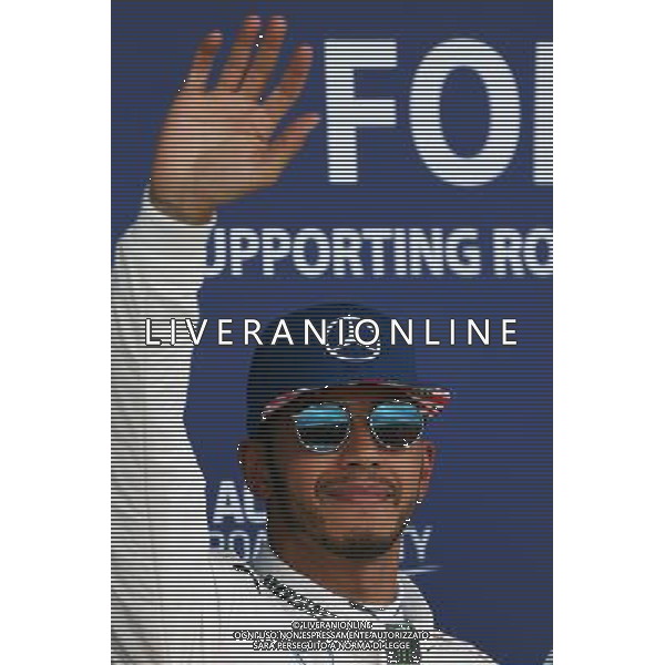 Lewis Hamilton (GBR) Mercedes AMG F1 celebrates his pole position in parc ferme. 09.07.2016. Formula 1 World Championship, Rd 10, British Grand Prix, Silverstone, England, Qualifying Day. AG ALDO LIVERANI SAS ONLY ITALY