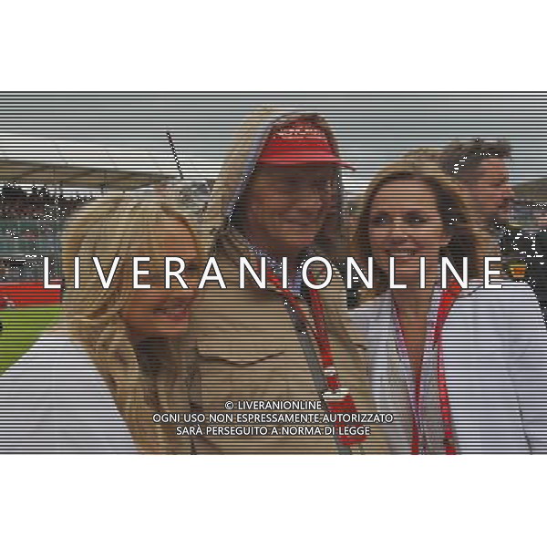 Niki Lauda (AUT) Mercedes Non-Executive Chairman on the grid with Emma Bunton (GBR) Singer (Left) and Geri Halliwell (GBR) Singer (Right). 10.07.2016. Formula 1 World Championship, Rd 10, British Grand Prix, Silverstone, England, Race Day. / AGENZIA ALDO LIVERANI SAS - ITALY ONLY EDITORIAL USE ONLY