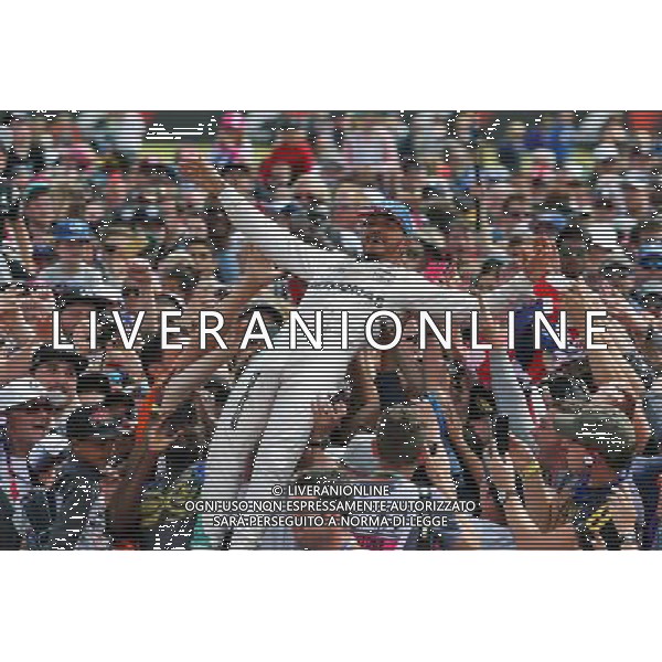 Race winner Lewis Hamilton (GBR) Mercedes AMG F1 celebrates with the fans. 10.07.2016. Formula 1 World Championship, Rd 10, British Grand Prix, Silverstone, England, Race Day. / AGENZIA ALDO LIVERANI SAS - ITALY ONLY EDITORIAL USE ONLY