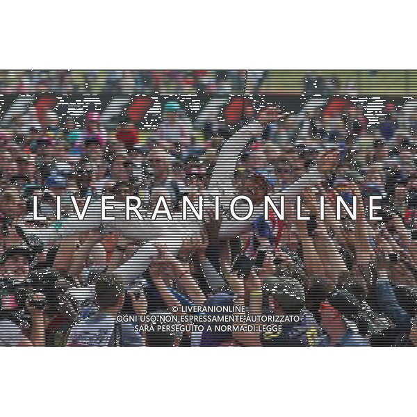 Race winner Lewis Hamilton (GBR) Mercedes AMG F1 celebrates with the fans. 10.07.2016. Formula 1 World Championship, Rd 10, British Grand Prix, Silverstone, England, Race Day. / AGENZIA ALDO LIVERANI SAS - ITALY ONLY EDITORIAL USE ONLY
