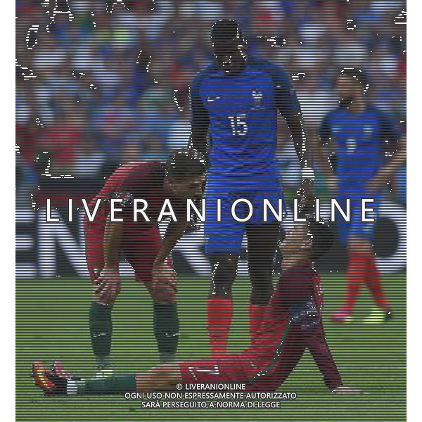 UEFA Francia EURO 2016 Final Tournament Final Parigi Saint-Denis - 10.07.2016 Portogallo-Francia Nella Foto: cristiano ronaldo a terra sofferente e dolorante dopo l\'infortunio, esce dal campo in lacrime /Ph.Vitez-Ag. Aldo Liverani