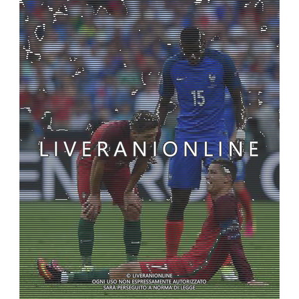 UEFA Francia EURO 2016 Final Tournament Final Parigi Saint-Denis - 10.07.2016 Portogallo-Francia Nella Foto: cristiano ronaldo a terra sofferente e dolorante dopo l\'infortunio, esce dal campo in lacrime /Ph.Vitez-Ag. Aldo Liverani