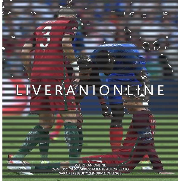 UEFA Francia EURO 2016 Final Tournament Final Parigi Saint-Denis - 10.07.2016 Portogallo-Francia Nella Foto: cristiano ronaldo a terra sofferente e dolorante dopo l\'infortunio, esce dal campo in lacrime /Ph.Vitez-Ag. Aldo Liverani