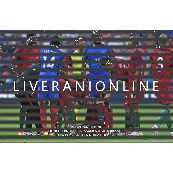 UEFA Francia EURO 2016 Final Tournament Final Parigi Saint-Denis - 10.07.2016 Portogallo-Francia Nella Foto: cristiano ronaldo a terra sofferente e dolorante dopo l\'infortunio, esce dal campo in lacrime /Ph.Vitez-Ag. Aldo Liverani